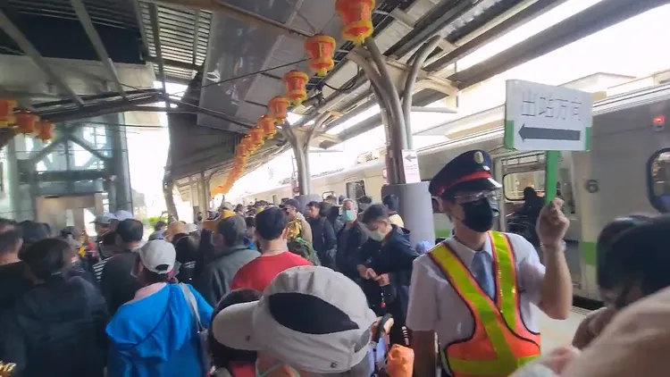 到大甲火車站的列車班班客滿。民眾提供