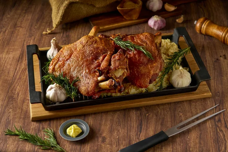 德國經典料理「脆皮豬腳襯香腸」外皮焦香酥脆，搭配上德式香腸，實在絕配。君品Collection提供