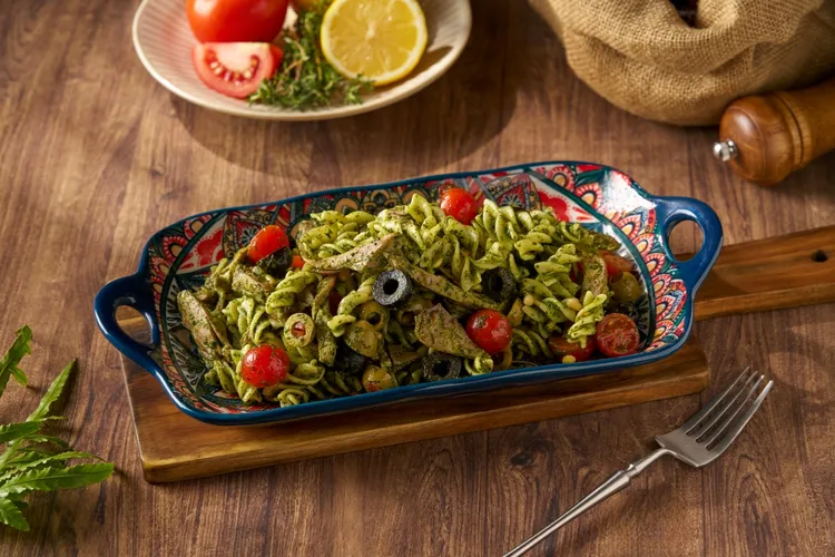 「鴨肉青醬麵沙拉」使用鴨肉與螺旋義大利麵拌入青醬，鹹香濃郁。君品Collection提供