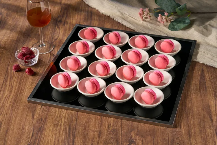 象徵法式優雅的甜點「馬卡龍」酸甜細緻，每一口都能品嘗到覆盆子的酸甜。君品Collection提供