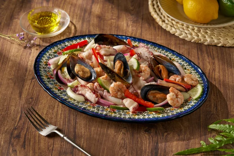 「義式檸檬海鮮沙拉」酸香清爽，富有地中海風情。君品Collection提供
