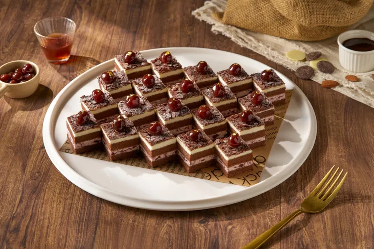 「黑森林蛋糕」以黑櫻桃餡與鮮奶油交織，外層鋪滿巧克力碎片，濃郁甘甜。君品Collection提供