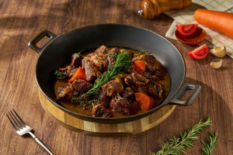 「勃根地紅酒燉牛肉」完美呈現道地法式料理的層次與深度。君品Collection提供