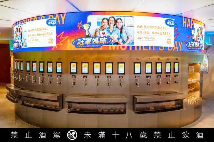 SPORTS NATION運動餐廳將球賽現場「Kiss Cam」互動搬到門市，限時推出「讓愛上大螢幕」活動。業者提供