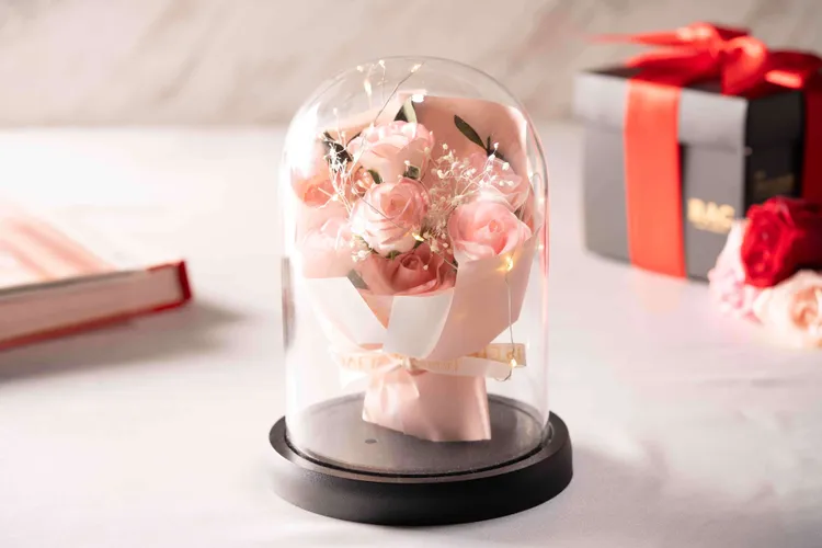 預訂母親節套餐就送「粉色玫瑰晶透燈罩」，溫柔點亮對媽媽永不止息的愛與心意。業者提供