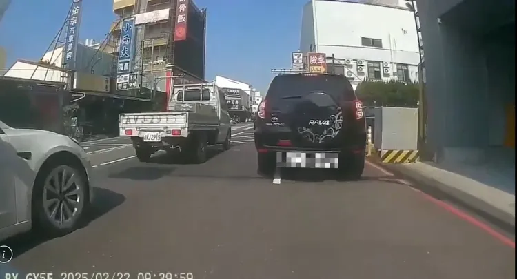 該部休旅車占用慢車道，已違反道交條例，梁員卻堅持不願在筆錄中列入。翻攝照片
