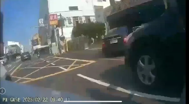 該輛休旅車疑似排隊進入保養廠，逕自暫停路邊。翻攝照片