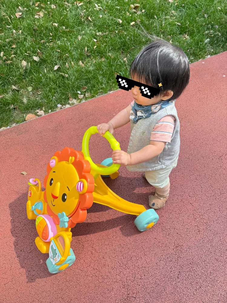 愷樂兒子推著學步車。翻攝愷樂Threads