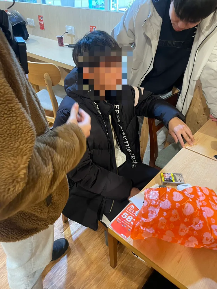 劉姓車手現身取款後，隨即遭埋伏警方一擁而上當場逮捕。警方提供