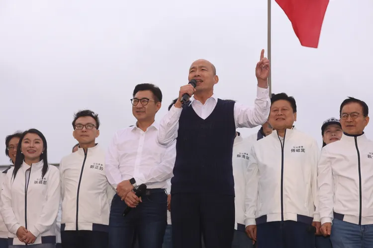 立法院長韓國瑜，26日現身國民黨「戰獨裁」凱道遊行活動。彭欣偉攝影