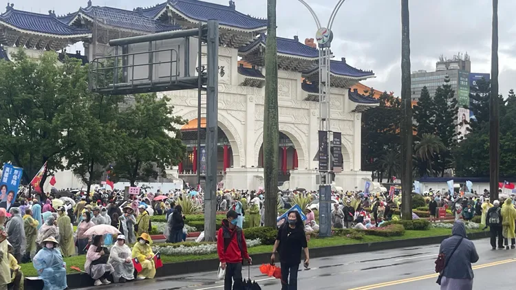 國民黨在4/26舉辦凱道遊行，現場湧入數萬名支持者，部分支持者也到中正紀念堂周邊一同參與。彭欣偉攝影