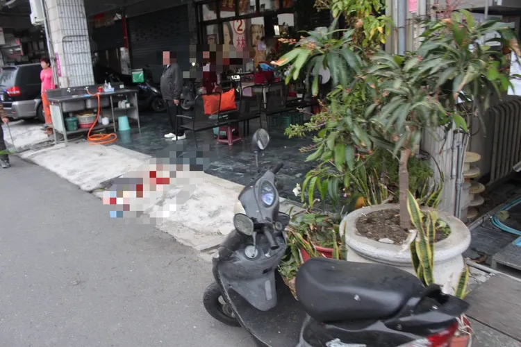 晨跑的男子被撞後倒在市議員服務處門口，現場血跡斑斑。民眾提供