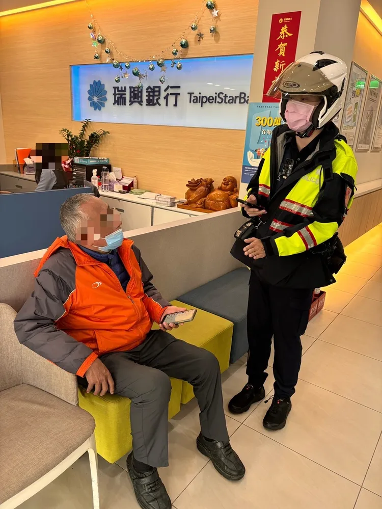 員警到場勸阻林男匯款。警方提供