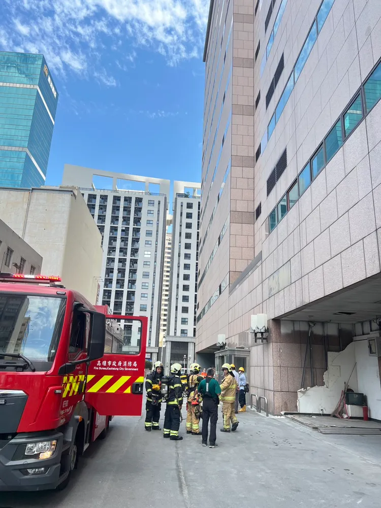 高雄85大樓20日9時許電氣爆炸，造成6人受傷，4人由救護車送醫。翻攝畫面