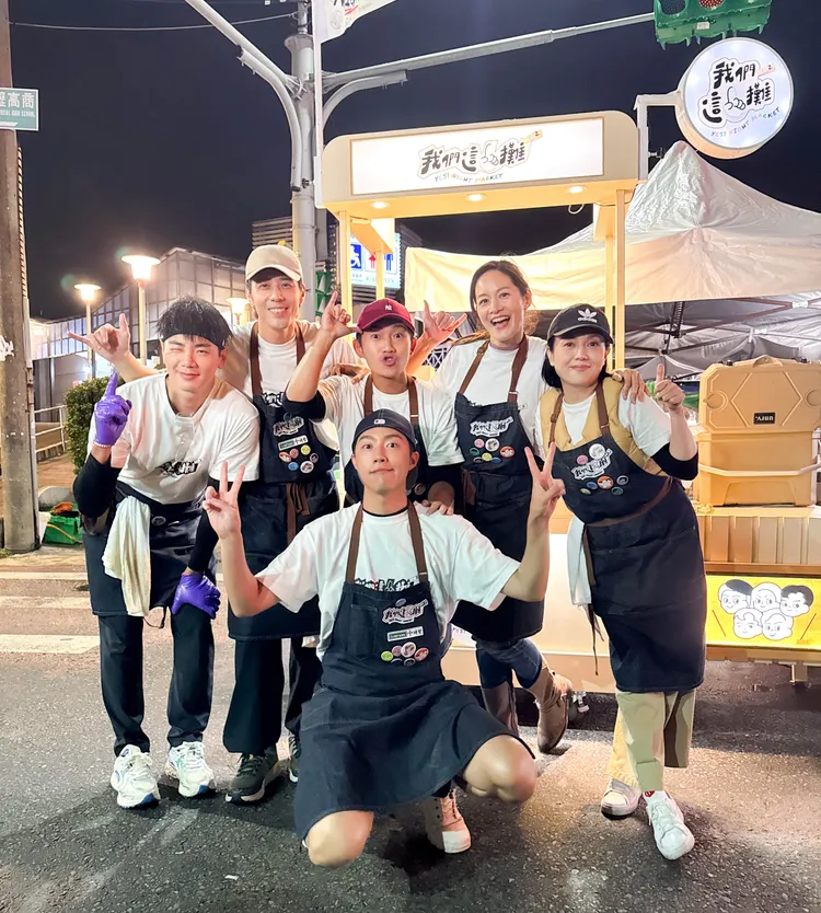 苗可麗（右起）、Janet、胡宇威、蔡昌憲、胡宇威、禾浩辰、蔡凡熙在中壢夜市擺難。三立提供