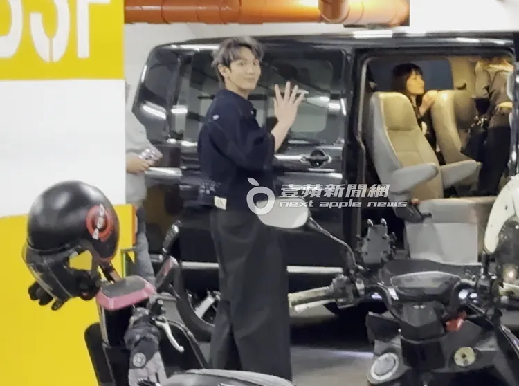 粉絲認出他來，柯震東大方地揮揮手。特勤中心攝