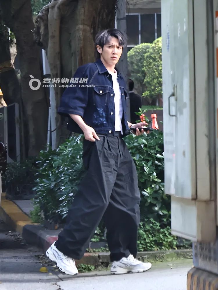 下車後，柯震東將褲子提起穿好。特勤中心攝