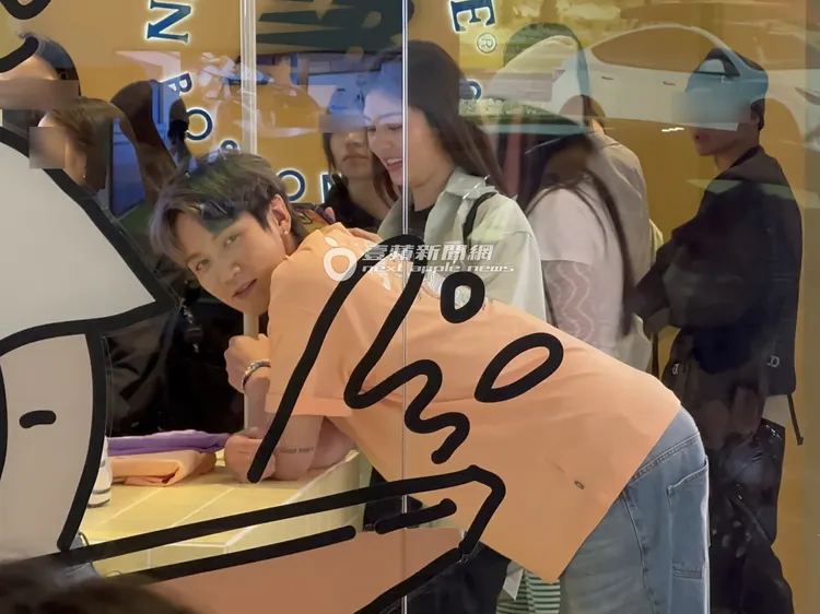 柯震東在活動展示櫃旁與經紀人閒聊。特勤中心攝