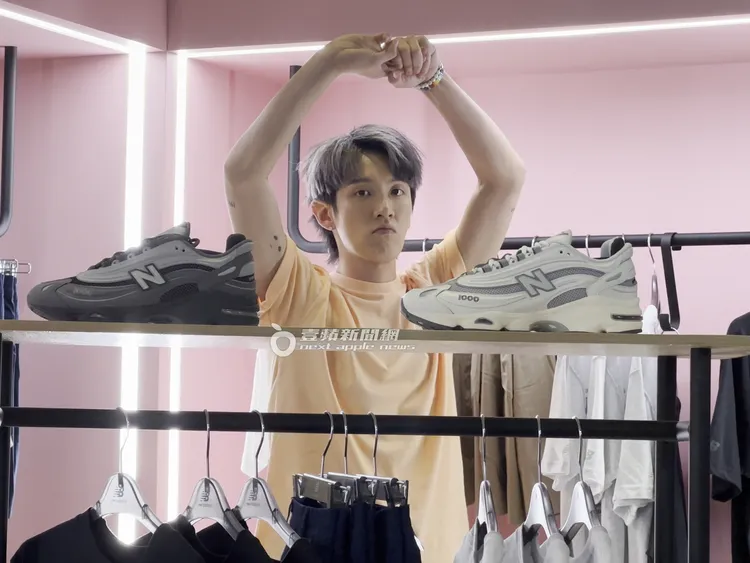 空檔時間，柯震東舉手伸懶腰，表情有些逗趣。特勤中心攝