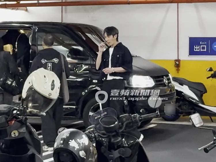 在停車場準備上車，柯震東拿出薄荷吸鼻器醒醒腦。特勤中心攝