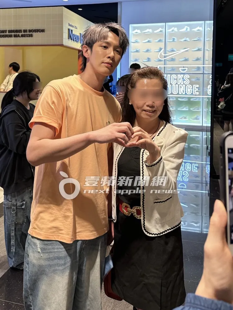 柯震東與粉絲大方合照十分親切。特勤中心攝