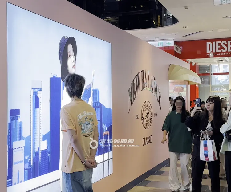 柯震東請助理幫忙與「國民妹妹」IU合照。特勤中心攝