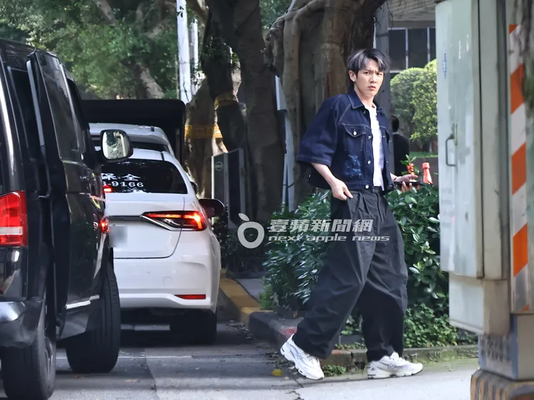 柯震東拿著手機，走進工作室。特勤中心攝