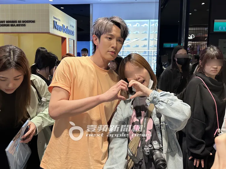 柯震東與粉絲比愛心互動。特勤中心攝