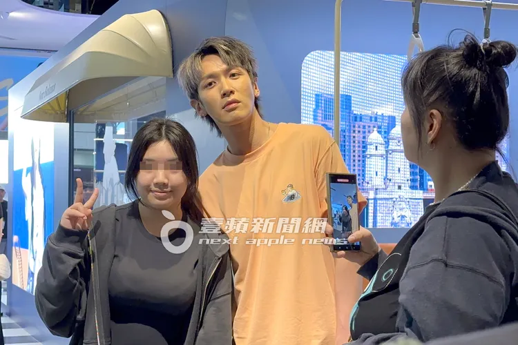 粉絲紛紛上前要求與柯震東合照。特勤中心攝