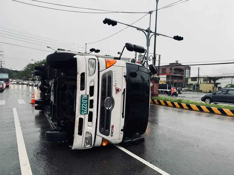 停在路邊的大貨車也被強風吹倒。民眾提供