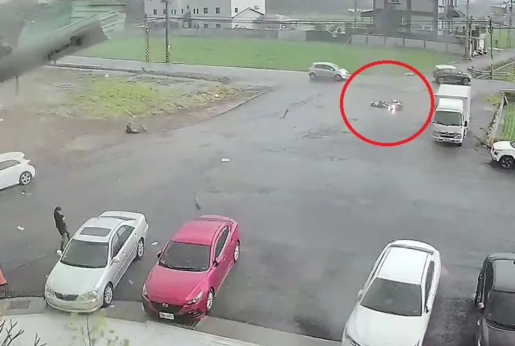 機車騎士被強風吹倒。民眾提供