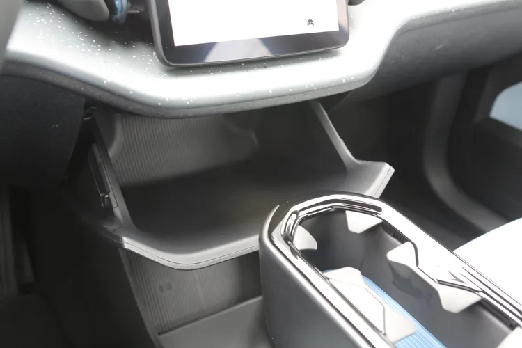 車內一共提供30處大小不一的置物空間，中控台下方也有一個不小容積的收納盒。林浩昇攝