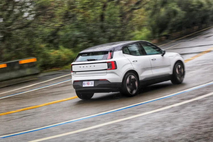 一腳無情將EX30 Twin Motor Performance電門踩下去，扭力瞬間衝頂爆發的加速力道，還是會展現讓人腦袋血液向後竄流、腎上腺素全開的感官體驗。林浩昇攝