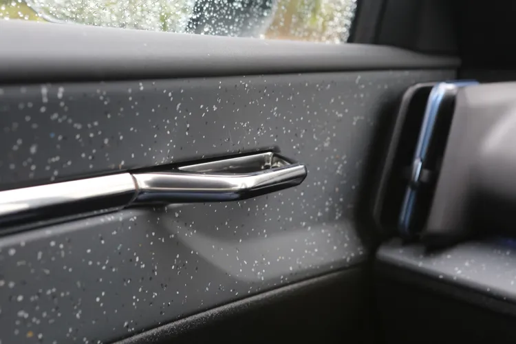 星砂微粒的車內飾板不僅新潮，搭配立體金屬內門把也散發出一股濃郁的時尚氛圍。林浩昇攝