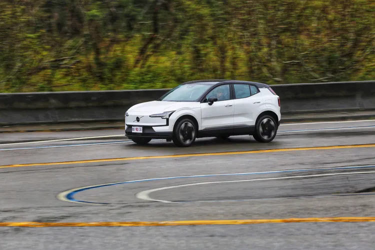 EX30預設的駕駛反饋偏向輕鬆的調性，起步與低速行駛時，電門的輸出相當線性，不會有突兀的爆發感，駕駛可以輕鬆控制車輛的動態。林浩昇攝