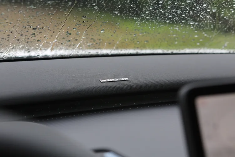 高規車搭配高階Harman / Kardon環繞音響，前揚聲器並以Sound Bar型式設置在擋風玻璃下方。林浩昇攝