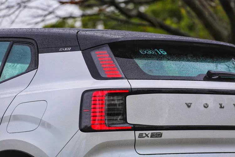 招牌直立尾燈雙層設計是點睛之筆，讓EX30在夜間辨識度更高，也多了一分科技感。林浩昇攝