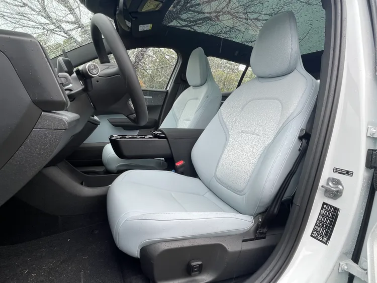 Breeze微風藍內裝配色，不僅跳脫傳統的黑、灰、米色，還讓整個車艙看起來更加明亮、寬敞，試駕車並配有全景玻璃車頂。林浩昇攝