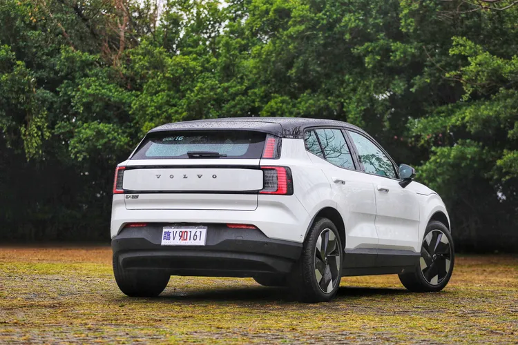 EX30 Twin Motor Performance可以是日常通勤的舒適好夥伴，也可以是隨時準備爆發的性能猛獸，使其既能吸引對性能有追求的玩家，也能滿足一般駕駛對於電動車的需求。林浩昇攝