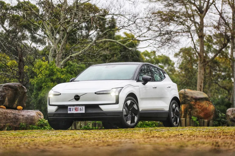 Volvo EX30車頭的「雷神之鎚」LED頭燈更具科技感，閉合式水箱護罩則進一步彰顯純電身份。林浩昇攝