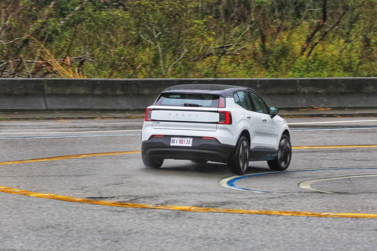 EX30 Twin Motor Performance既能滿足日常代步的舒適需求，又能提供不俗的駕馭樂趣。林浩昇攝