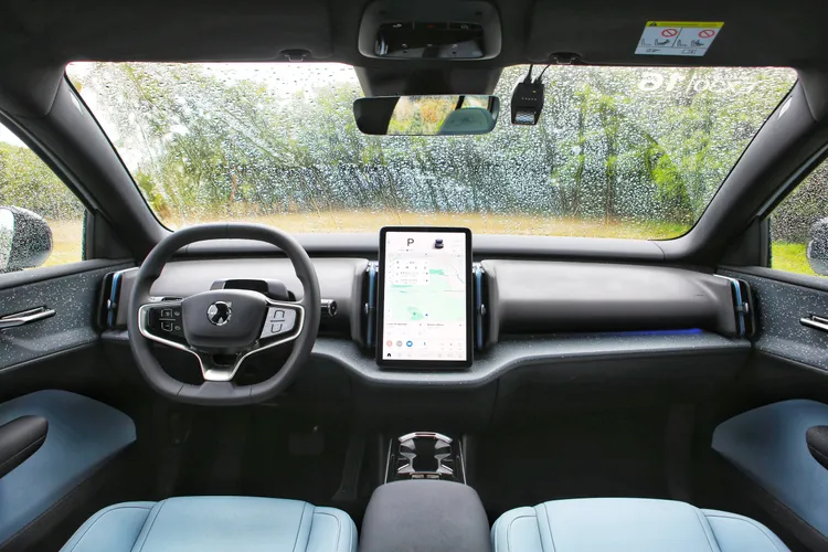 簡約的北歐車艙氛圍，處處可見設計新巧思，其中也捨棄傳統儀表板，將各項資訊及操作功能整合在中央12.3吋懸浮式觸控螢幕之中。林浩昇攝