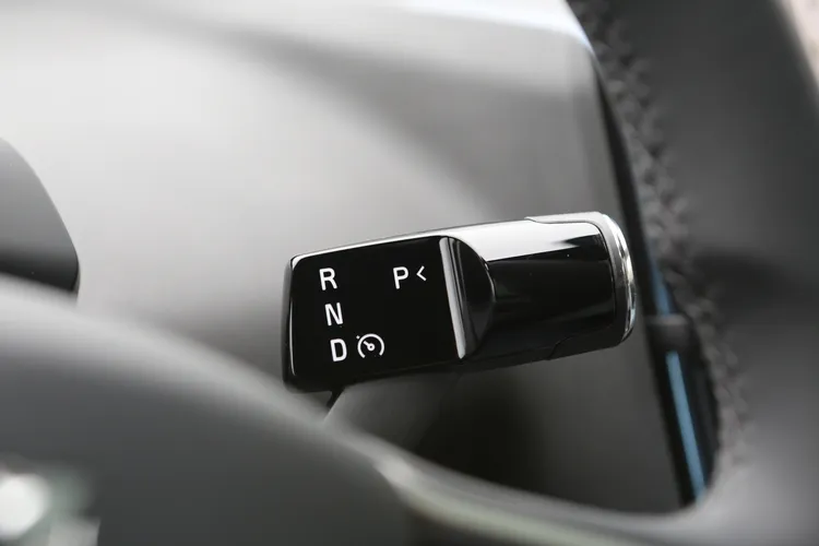排檔採用電子旋鈕操作，並安排在方向盤後方位置，使用起來仍具有直覺優勢。林浩昇攝