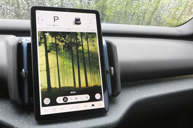 原廠同時也提供多種情境模式，將會連動車內氛圍燈光色，帶來不同的乘坐體驗。林浩昇攝