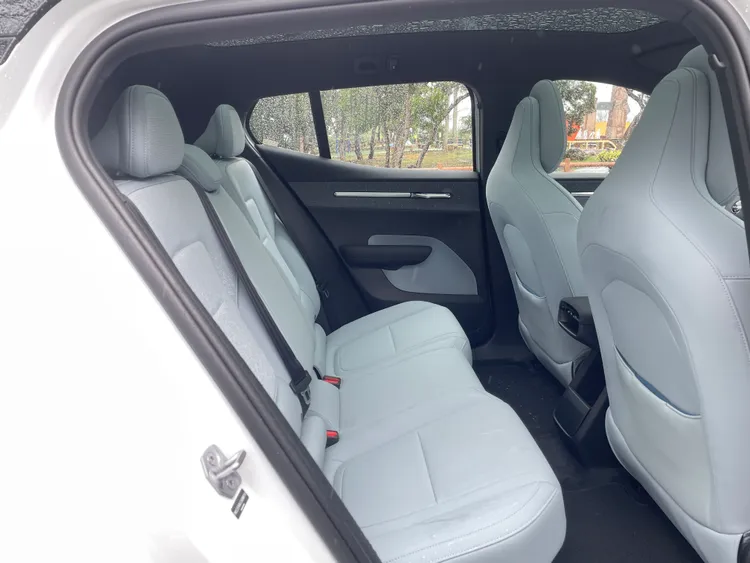 畢竟是4.2米車長的小型跨界休旅，EX30的後排腿部空間並沒有太多驚喜，但如果是日常通勤或小家庭使用，這個空間表現還算堪用。林浩昇攝