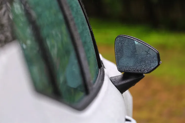 後視鏡採用無框設計視覺上頗有精品質感。林浩昇攝