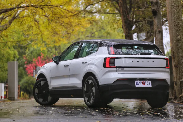 試駕車款採用黑頂的雙色外觀配置，並搭配了19吋雙色胎圈設定。林浩昇攝