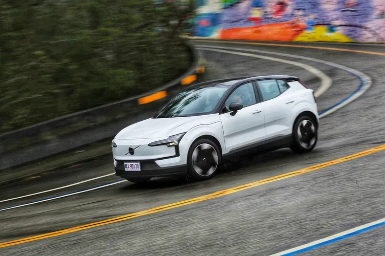 四輪驅動系統提供了相當出色的循跡能力，無論是激烈加速或是高速過彎，車輛的動態表現依舊維持沉穩。林浩昇攝