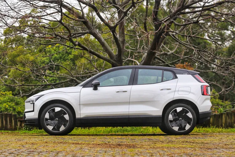 車身尺碼長、寬、高分別為 4233mm、1838mm 以及 1555mm，車側看去比例相當緊湊，短前後懸設計讓它看起來更有肌肉感。林浩昇攝