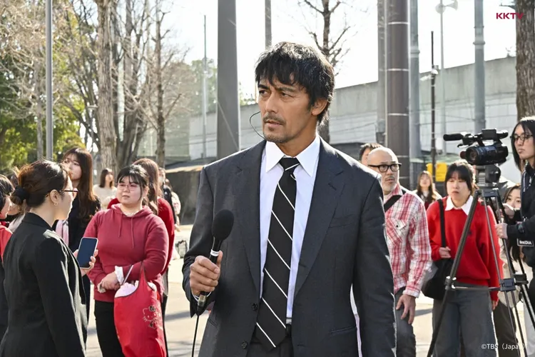 阿部寬表示拍《新聞主播》時天氣很冷。KKTV提供